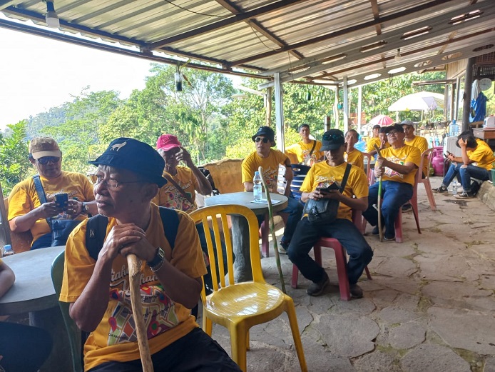 istirahat sejenak sebelum nanjak lagi  utk melakukan ibadat jalan salib PAKAI